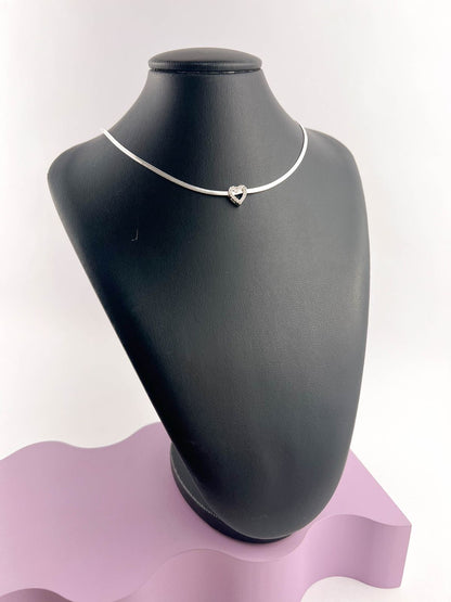 Choker fita c/ coração cravejado